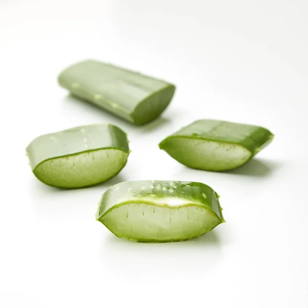 Aloe Vera Skivad Isolerad Vit Bakgrund — Stockfoto