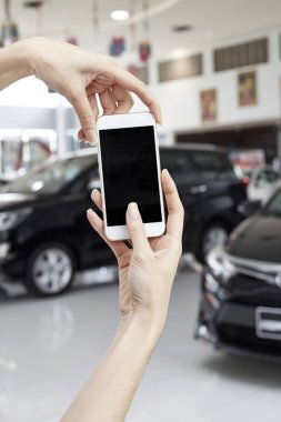 Kadın akıllı telefon ile fotoğraf çekme