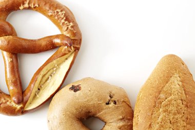 Kepekli ekmek, baget ve beyaz arka plan üzerinde simit.