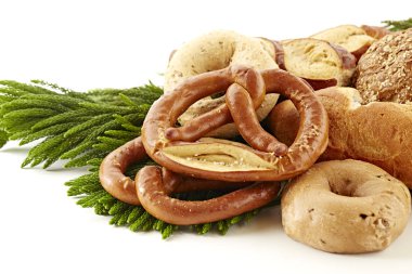 Beyaz zemin üzerine masada farklı ekmek