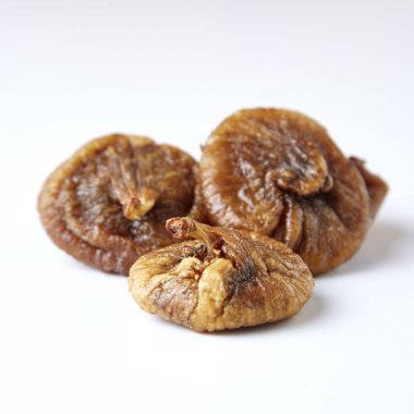 Kuru incir üzerinde beyaz bir adam izole