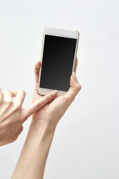 Nahaufnahme Einer Frau Die Auf Einem Handy Auf Weißem Hintergrund — Stockfoto