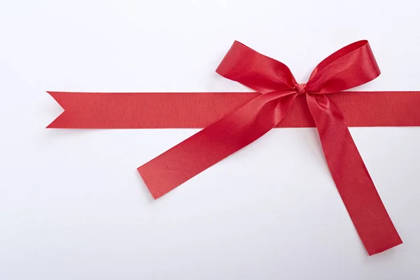 Красный Подарок Атласная Лента Лук Белом Фоне — стоковое фото