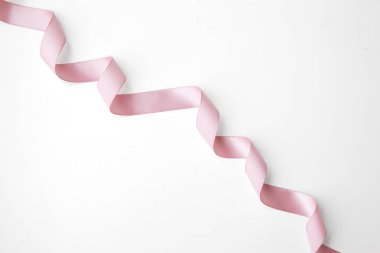 pembe kurdele sınır üzerinde beyaz izole bukleler ile