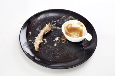 Beyaz arka plan üzerinde genelinde çatal ile kirli siyah plaka yüksek açılı görünüş