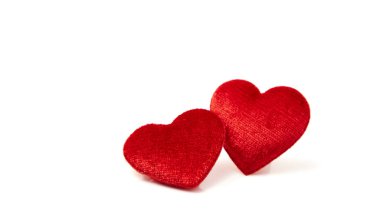 Beyaz arka plan üzerinde kopya alanı izole iki kırmızı kalp