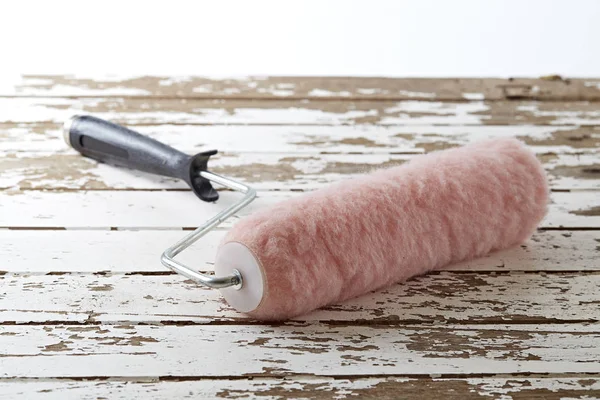 Oanvända Paint Roller Gammal Trä Bakgrund — Stockfoto