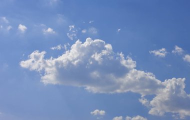 Bulutlar gökyüzü parlak sonbahar günü içinde