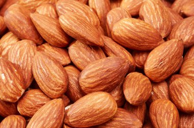 Badem ahşap arka plan üzerinde ahşap kase