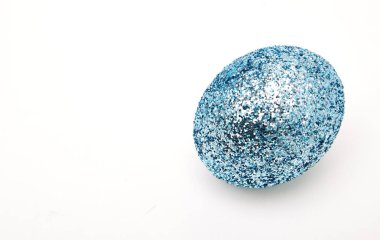 Mavi bir Paskalya yumurta Paskalya günü için hazırlamak, Paskalya günü Paskalya yumurta güzel geliyor