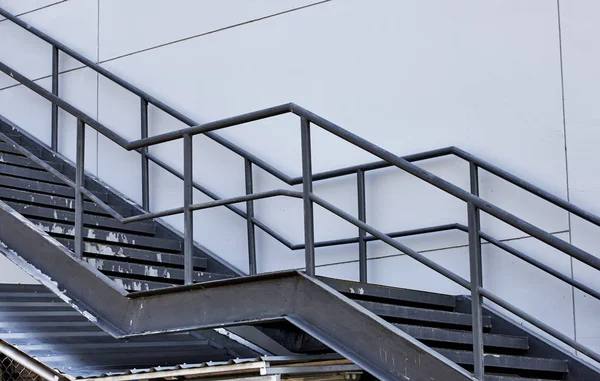 Metal Yangın Merdiveni Acil Çıkış Gri Bina Duvar — Stok fotoğraf