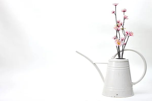 Arrosoir Avec Fleur Sur Fond Blanc — Photo