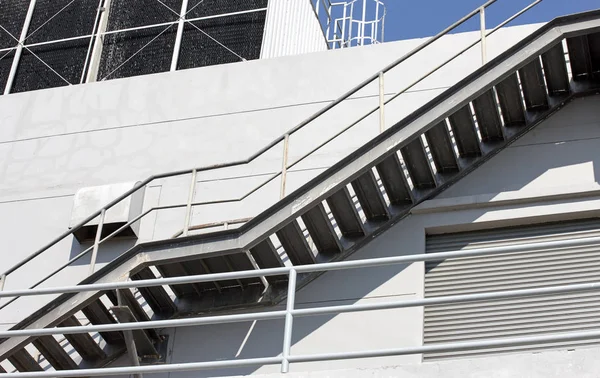 Metalen Brandtrap Nooduitgang Grijs Muur Van Gebouw — Stockfoto