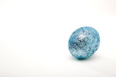 Mavi bir Paskalya yumurta Paskalya günü için hazırlamak, Paskalya günü Paskalya yumurta güzel geliyor