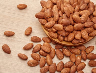 Ahşap ahşap bir kasede badem