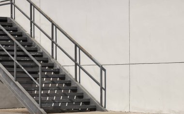 Binanın yan tarafındaki yangın kaçış merdiveni