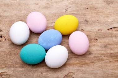 Paskalya, bayram, gelenek ve nesne kavramı - Paskalya yumurtaları ahşap yüzey üzerinde renkli