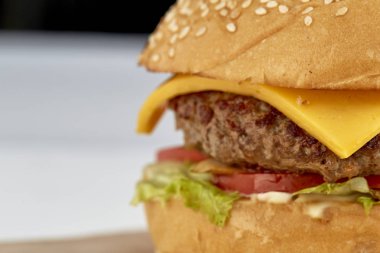 Sığır eti, domates, peynir ve marul ile lezzetli burger