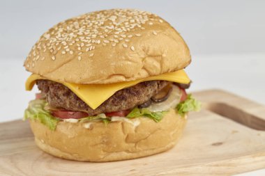 Sığır eti, domates, peynir ve marul ile lezzetli burger