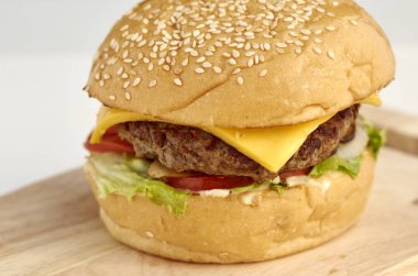 Sığır eti, domates, peynir ve marul ile lezzetli burger