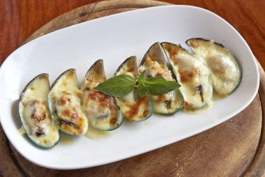 Peynir ile kızarmış midye