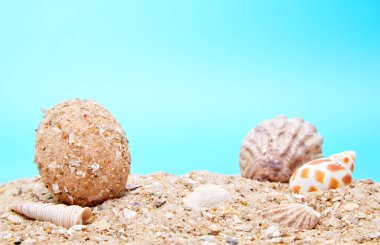 Paskalya yortusu yumurta kabukları boş plajı ile