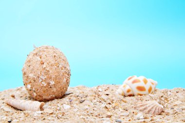 Paskalya yortusu yumurta kabukları boş plajı ile