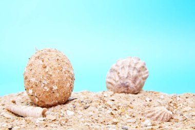 Paskalya yortusu yumurta kabukları boş plajı ile