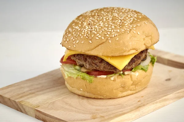 Sığır eti, domates, peynir ve marul ile lezzetli burger