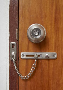 ahşap kapı kilitli