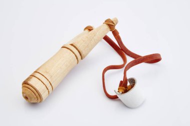 Beyaz arkaplanda mancınık