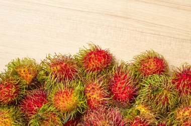 ahşap arka plan üzerinde Rambutan Asya meyve