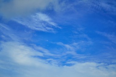 Bulutlu mavi gökyüzü