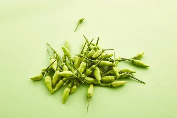 Peperoncino fresco su un tavolo verde — Foto Stock