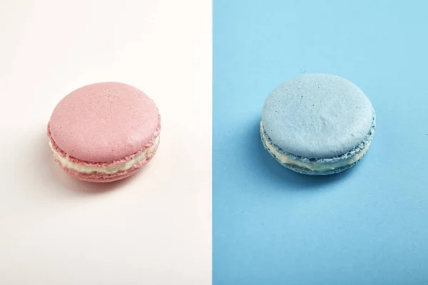 Französisch bunte Macarons auf buntem Hintergrund — Stockfoto