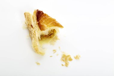Beyaz üzerine tavuklu böreği