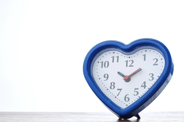 Синій годинник нагадування серця — стокове фото