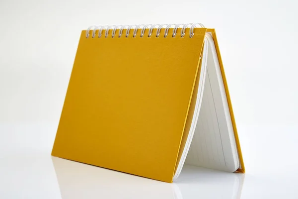 Caderno amarelo sobre fundo branco — Fotografia de Stock