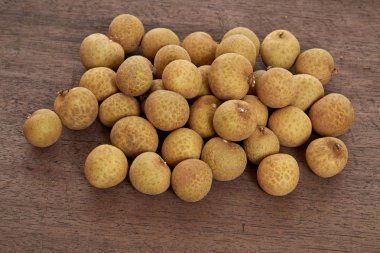 Bir ahşap Longan meyve