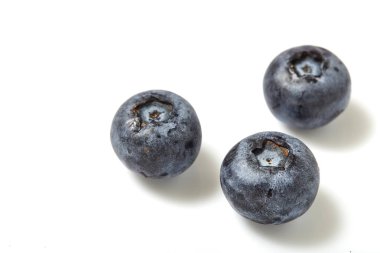 Beyaz üzerine taze yaban mersini