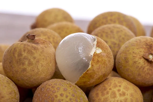 Taze longan kavun dilimler halinde kesin.