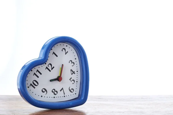 Синій годинник нагадування серця — стокове фото