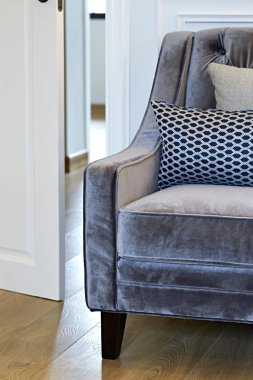 Boş sandalye ve yastık