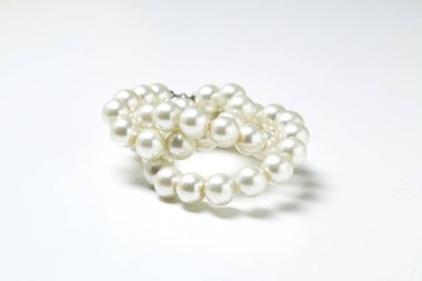 Beyaza izole edilmiş inci kolye.