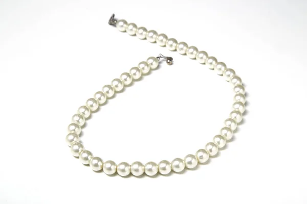 Collar de perlas en blanco — Foto de Stock