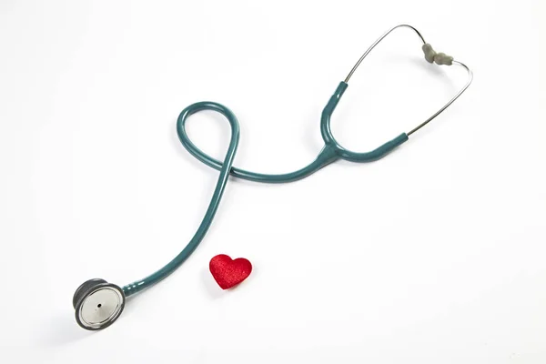 Rotes Herz und Stethoskop — Stockfoto