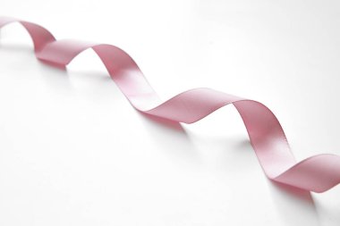 Pembe kıvırcık kurdele