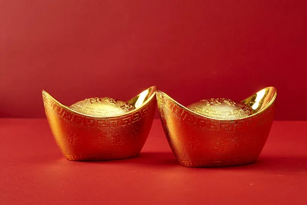Lingote de oro sobre fondo rojo — Foto de Stock