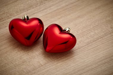 kırmızı kalp tahtada