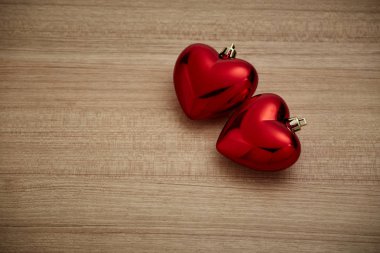 kırmızı kalp tahtada